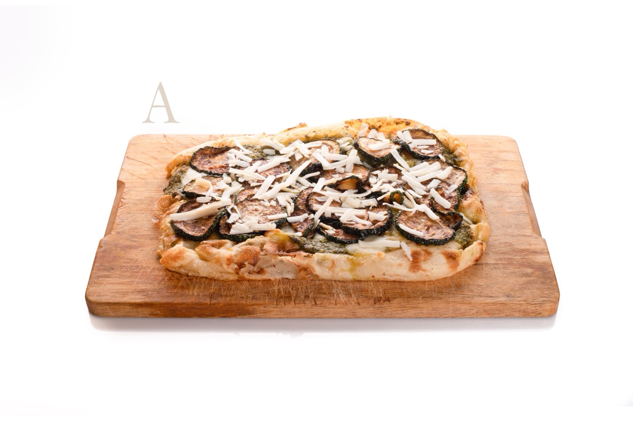 A: Mozzarella, pesto di basilico, zucchine fritte, ricotta salata, olio EVO.