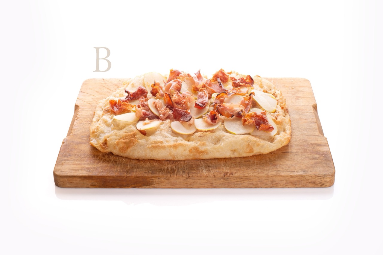 B: Gorgonzola, speck croccante, pere, olio EVO.