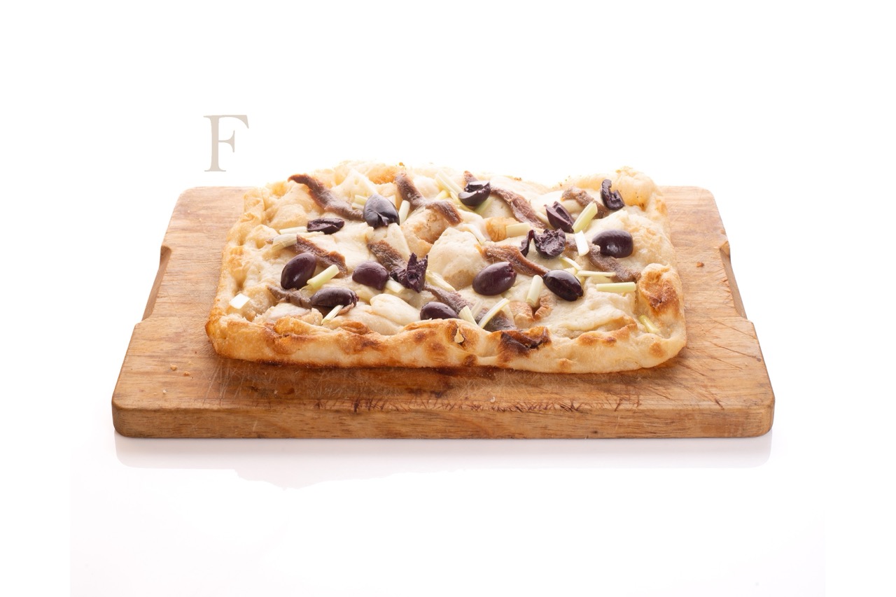 F: Tuma fresca, acciughe, olive nere, cipolletta fresca, pepe nero, olio EVO.