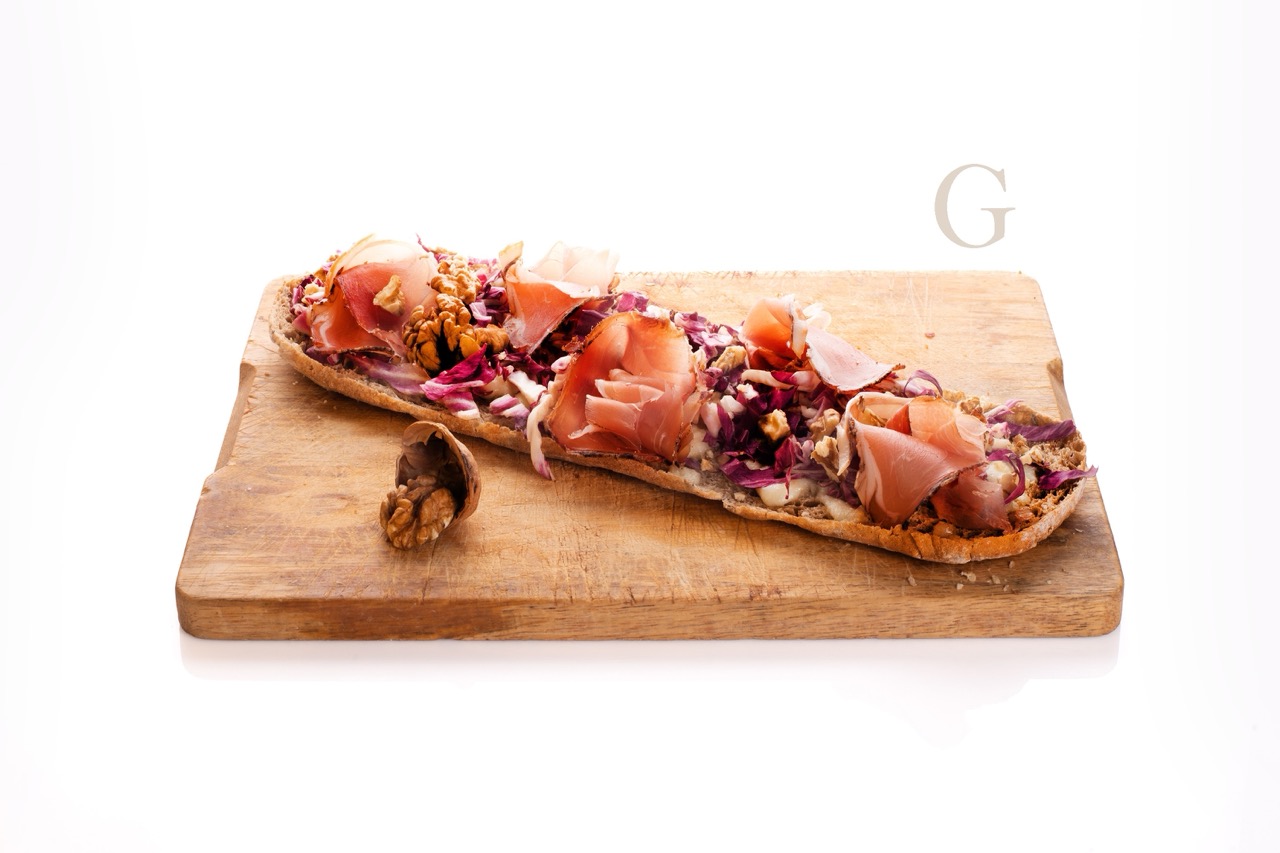 G: Scamorza affumicata, radicchio, speck, noci, olio EVO.