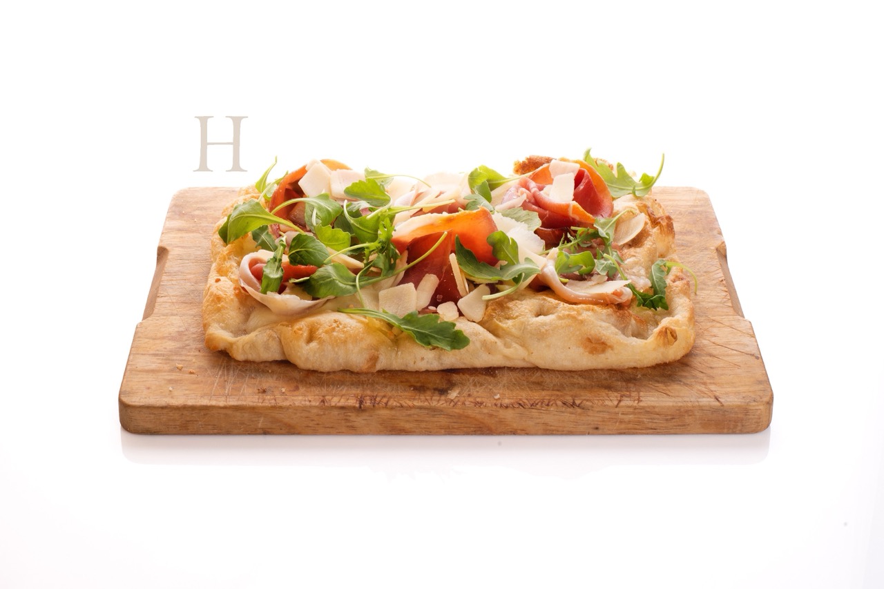 H: Mozzarella, prosciutto crudo di Parma, scaglie di grana, rucola, olio EVO.