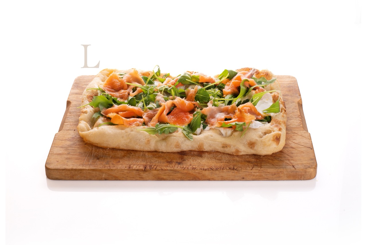 L: Stracchino, salmone affumicato, rucola, pepe rosa, bianco e verde.